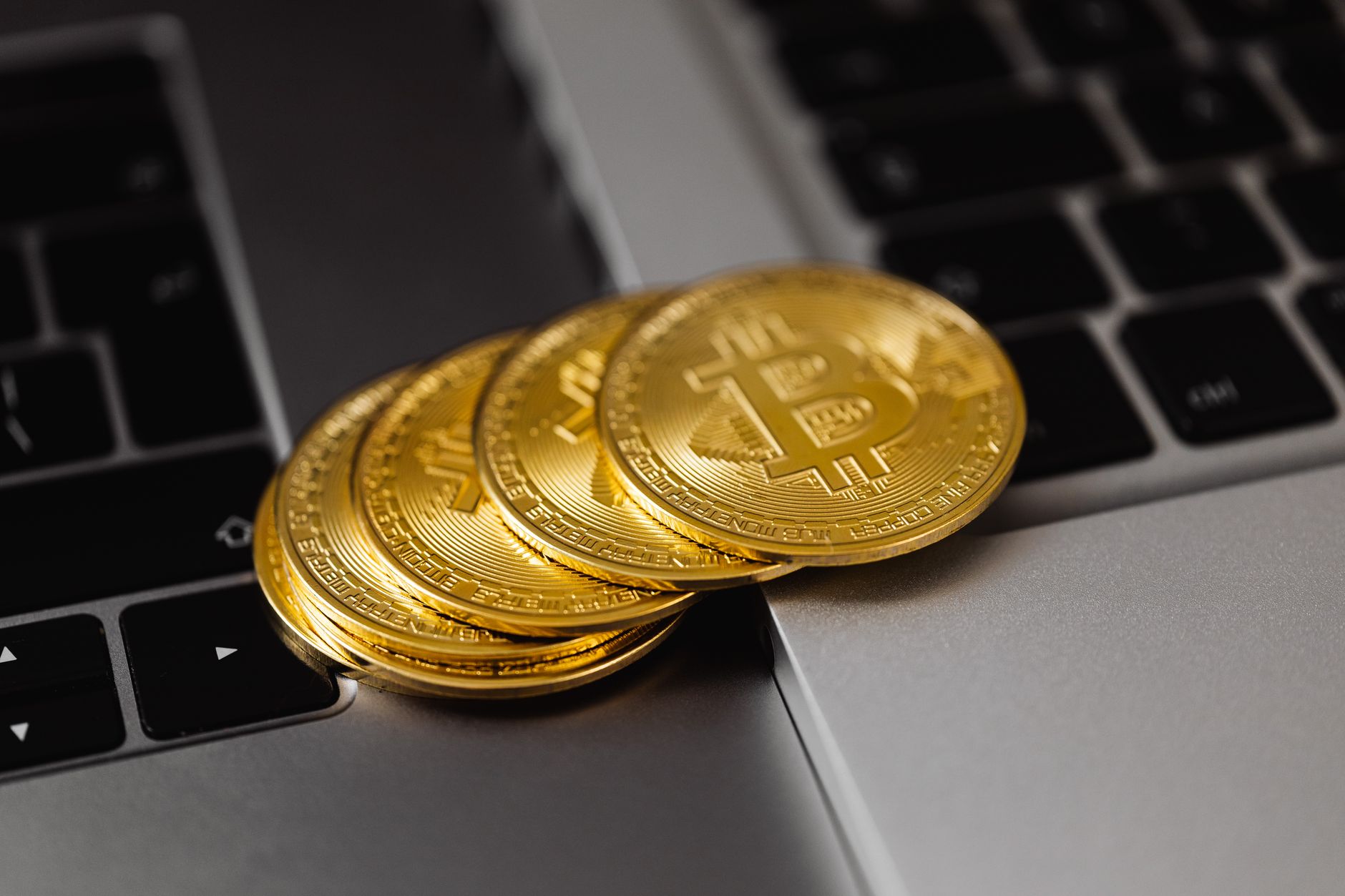 Hardware wallet device used for securing cryptocurrency funds and managing digital assets
